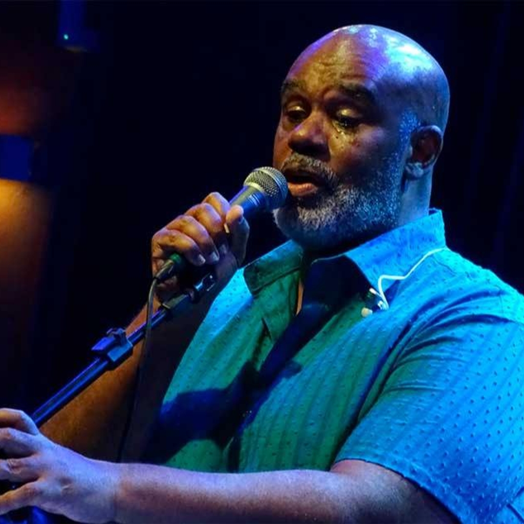 Sábado Homenagem apresenta UM CANTO NEGRO com Eduardo Canto